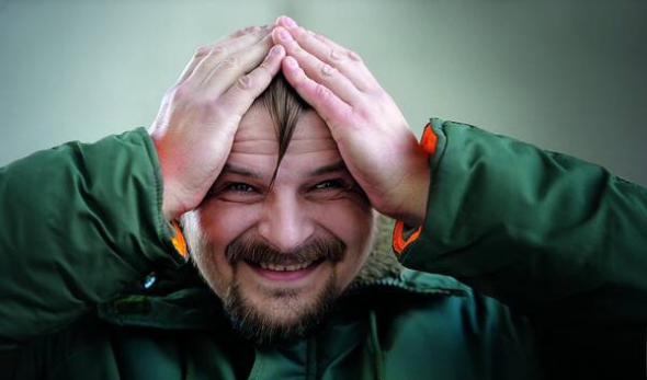 Олексій БИК. Народився 4 грудня 1980 року в селі Мутин на Сумщині у сім’ї зоотехніків. Батьки одразу переїхали у селище Сосниця на Чернігівщині. Каже, що рід походить від козацького ватажка Северина Наливайка. У 6 років добре читав, писав, знав таблицю множення. ”Коли йшов у 1-й клас, читав уже Булгакова й Гашека. ”Майстер і Маргарита” й ”Пригоди бравого вояка Швейка” – улюблені книжки. Перечитую їх щороку”. Навчався в Національному педагогічному університеті імені Драгоманова на факультеті історії і філології. На 4-му курсі відрахували за неуспішність. ”Насправді – за участь в акції ”Україна без Кучми”. Не допустили до заліків, бо нібито на першому курсі не склав фізкультуру. Хоча в заліковці стояла оцінка”. Працював журналістом на телеканалах TVI, ”Сіті”, у журналі ”Главред”, прес-секретарем Міністерства праці. Останнє місце роботи – політичний оглядач інтернет-видання ”Главком”. 18 лютого 2014-го був поранений у лоб гумовою кулею, коли висвітлював сутички майданівців і ”Беркута” на розі вулиць Шовковичної та Інститутської в Києві. У липні позаторік вступив до Добровольчого українського корпусу ”Правий сектор” (ДУК ПС). Тоді ж потрапив на фронт. Воював у Пісках під Донецьком. Навесні 2015-го став речником 13-го батальйону ДУК ПС, у серпні – речником усього ”Правого сектора”. Автор пісні ”Добровольці”. Виданих книжок не має. Розлучений. Синові Любомиру – 12 років, доньці Уляні – 8. Син минулої зими врятував однокласника, який провалився під лід