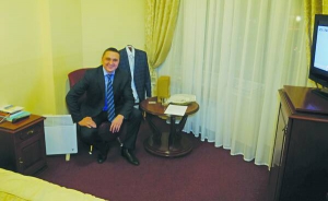 Народний депутат Олександр Кодола живе в готелі ”Київ”. У сильні морози в кімнаті холодно, тому має обігрівач