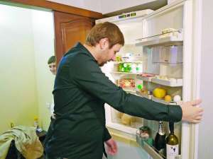 Народний депутат Володимир Парасюк показує вміст холодильника. Продуктів мало, бо вдома не готує