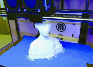 3Д-принтер видруковує з пластику бюст людини. Для його виготовлення пристрій працює безперервно чотири доби