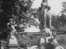 Фігура Матері Божої біля костелу Марії Сніжної. Фото 1920-1939 рр. 
