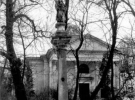 Колона з Богоматір’ю перед закладом Оссолінських на вулиці Словацького. Фото 1920-х рр. 
