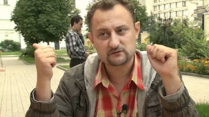 Ростислав Мартинюк - уродженець Сум, закінчив Історичний факультет Воронезького університету. Живучи в Москві, долучився до створення Українського історичного клубу. З 1998 мешкає в Києві. Працював журналістом на телеканалах. Вивчає угро-фінські народи. Заснував україномовний сайт угро-фінських новин Ugraina.org.