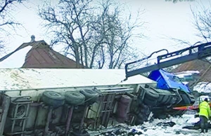 Перевернута вантажівка лежить у селі Войниха Лубенського району на Полтавщині 3 лютого. Якби не металева труба на подвір’ї, в’їхала б у дім