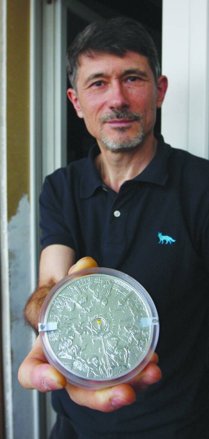 Художник Володимир Таран є спів­автором ювілейної монети ”Щедрик”. На зворотному боці — ноти щедрівки й ластівка