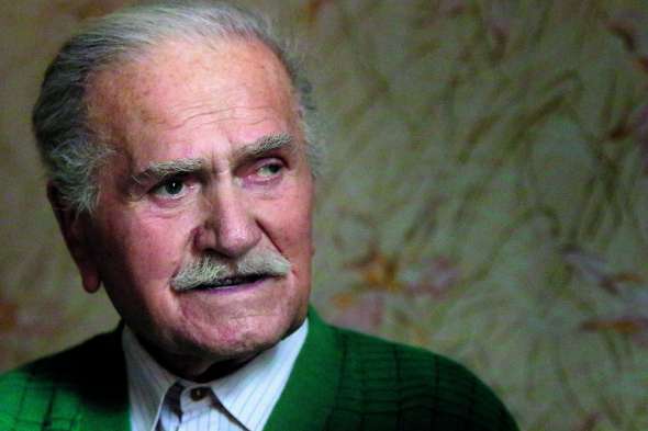 Іван СИЧ, 92 роки, стрілець Української повстанської армії на псевдо "Касіян". Народився 17 січня 1924-го. Син Григорія і Марії із села Войславичі Сокальського району Львівської області. Тоді ця територія була під владою Польщі. Закінчив шість класів школи. 1939-го вступив до Організації українських націоналістів, а 1944 року – до УПА. Воював у курені Юрченка. Мав дружину. Розлучилися. 1946-го арештували у власній хаті. За націоналізм польська влада присудила 15 років тюрми. Відбув рік під слідством і дев'ять – у в'язницях. Звільнили за амністією 1955-го, залишився в Польщі. Вертатися у Радянський Союз побоявся. 1986 року написав спогади, надіслав до українського архіву у Варшаві. Працю відзначили головна управа Об'єднання українців у Польщі, редакція тамтешньої газети "Наше слово", Літературний інститут у Парижі. Повернувся в Україну 1987-го. Влаштувався на хімічне підприємство в Сокалі. 28 років тому одружився з Валентиною. Зараз їй 85. Тримають 13-річного собаку Зоріка й курей. Від першого шлюбу Іван Григорович має синів – 76-річного Омеляна, 70-річного Володимира і п'ятьох онуків. Усі живуть у Сокальському районі на Львівщині