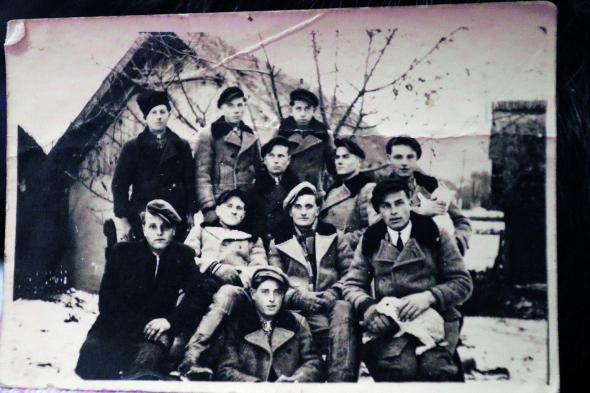 Іван Сич (посередині у другому ряду зверху) стоїть із побратимами в рідному селі Войславичі на Львівщині, 1942 рік. Усі вони вступили до ОУН та УПА