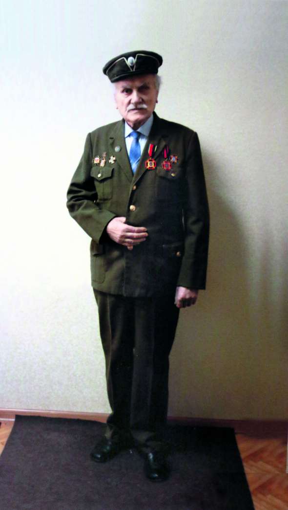 Іван Сич одягнув упівський стрій та ордени. Власної форми не зберіг. На свята позичає її в районній організації воїнів УПА. Місто Сокаль на Львівщині, 2011 рік