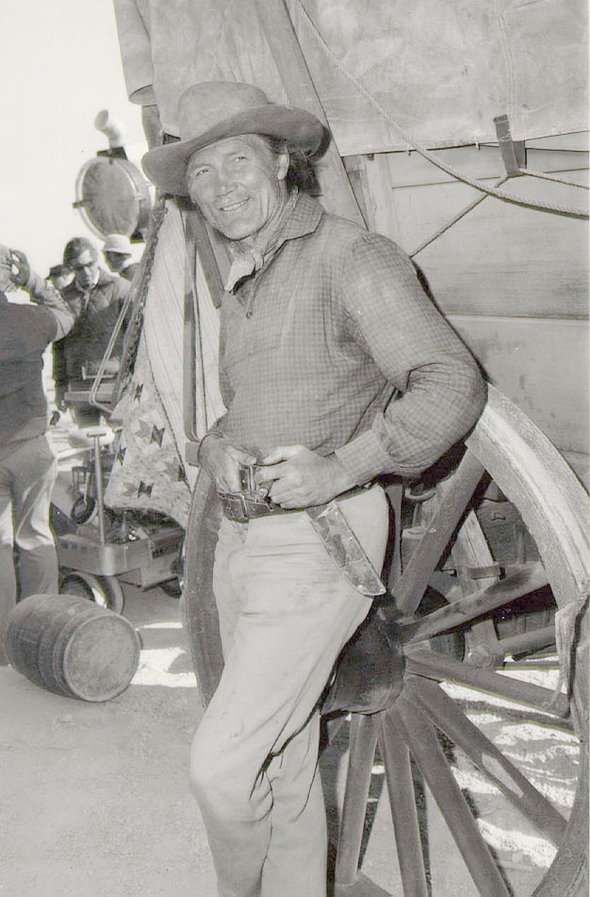 Джек Паланс під час зйомок фільму «Похресник», 1974 р.