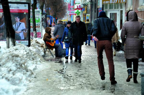 Музикант грає на вулиці Великій Перспективній навпроти мерії Кіровограда
