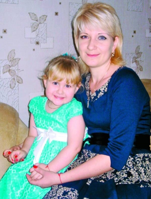 Наталія Білокриницька з донькою Анною. Дитина живе з бабою та дідом у селі на Чернігівщині. Мати працює у столиці