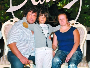 Співак Іво Бобул із дружиною Наталією та сином 10-річним Данилом фотографуються на відпочинку. Від першого шлюбу має також дорослих сина й доньку