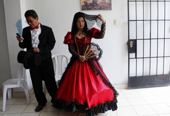 Перу. В перуанской столице Лиме традиционно невесты наряжаются в красно-черные платья с многослойными хлопковыми юбками и декорированным подолом.