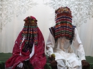 Пакистан. Пакестанські дівчата для весільної церемонії обирають вбрання глибокого червоного, рожевого і фіолетового кольорів. На голову наречений і наречена одягають традиційні гірлянди з бісеру і бавовняних ниток.