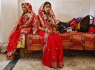 Индия. Индийские невесты выбирают традиционный наряд лехенга-чоли чаще всего красного цвета и дополняют его 16 украшениями с головы до пят по канонам Солах Шрингар.