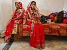 Індія. Індійські наречені обирають традиційне вбрання лехенга-чолі найчастіше червоного кольору і доповнюють його 16 прикрасами з голови до п'ят за канонами Солах Шрінгара.