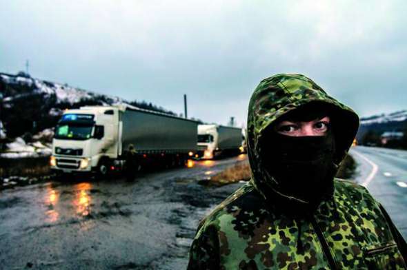 Чоловік стоїть на Латирському перевалі, що між Львівською та Закарпатською областями, 11 лютого. В цьому місці блокують рух транзитних російських вантажівок. У понеділок уряд вирішив тимчасово заборонити в’їзд в Україну фурам із Російської Федерації