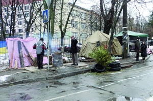 Двоє чоловіків чергують біля наметів у Голосіївському районі. Намети розбили на знак протесту проти будівництва житлового комплексу ”Берген”