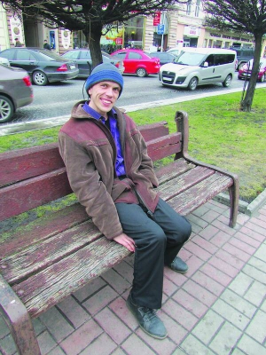 Хворий на дитячий церебральний параліч донеччанин Роман Кисляк сидить на лавці у цен­трі Льво­ва. Переїхав сюди ­2014-го. На Донбасі автівкою вивозив людей з окупованих територій