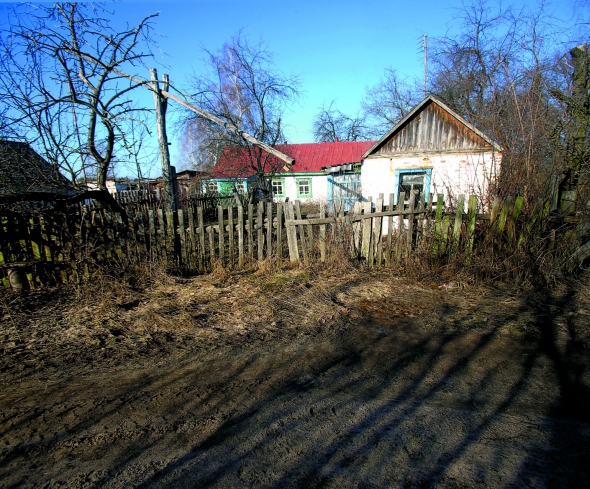 Цей будинок з 25 сотками землі на хуторі Зелений Гай Катерина Мізіна купила півроку тому. Біля хати є літня кухня і криниця