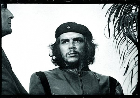 Один із лідерів кубинської революції Ернесто Че Гевара на мітингу в Гавані 5 березня 1960 року. Фото Альберто Корди