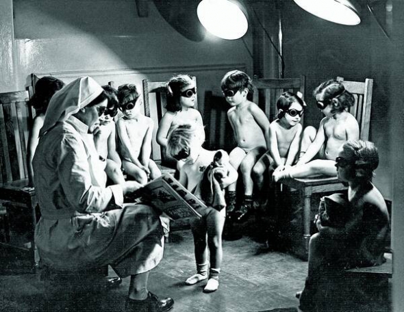 2 березня 1942 року, світлотерапія у лікарні Парижа. Роздягнених дітей садили біля потужних ультрафіолетових ліхтарів. Аби не осліпли, одягали спеціальні окуляри. Вважали, що таким чином можна вилікувати хвороби шкіри, запалення грудних залоз, анемію, туберкульоз. Світлотерапія компенсувала брак сонячного світла і фруктів узимку