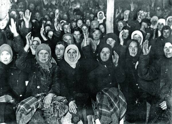 Жінки з колгоспу ”Великий перелом” у селі Кругле Сватівського району Луганської області голосують на загальних зборах у грудні 1931 року