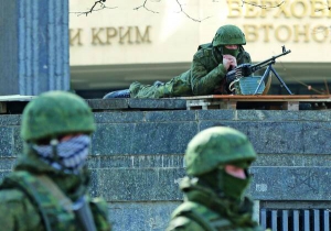 Озброєні люди займають позиції навколо будівлі кримського парламенту в Сімферополі 1 березня 2014 року