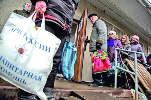 Жителі Дебальцевого вишикувалися у чергу, щоб отримати пайок у центрі розподілу гуманітарної допомоги. Рік тому сепаратисти за підтримки Росії встановили контроль над містом. Мешканці залишилися без питної води, опалення і доступу до їжі