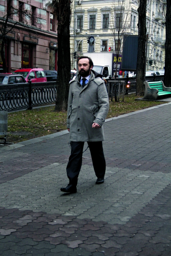 Ілля ПОНОМАРЬОВ, 40 років, російський політик, депутат Держдуми двох останніх скликань від Новосибірської області.  Народився в Москві. Батько Володимир Миколайович - фізик за освітою, колишній співробітник Інституту проблем безпечного розвитку атомної енергетики РАН, віце-президент Асоціації будівельників Росії. Мати Лариса Миколаївна - інженер-електрик. Із 2005-го по 2013 рік - член Ради Федерації РФ від Чукотки. Закінчив фізичний факультет Московського державного університету. У 16 років створив IT-компанію ”Роспрофі Лтд”. Пізніше вона злилася з російсько-американським підприємством International Networks Connections. На посаді виконавчого директора розробляв комп’ютерні мережі для великого бізнесу. Був топ-менеджером низки нафтових компаній. 2005 року став одним із засновників руху ”Лівий фронт”. До Держдуми балотувався від партії ”Справедливая Россия”. 20 березня 2014-го єдиний із депутатів Держдуми проголосував проти ”приєднання Криму до Росії”. 18 червня того ж року виїхав до Сполучених Штатів. У квітні торік Дума, за запитом генпрокуратури РФ, позбавила Пономарьова депутатської недоторканності, а в жовтні - дала згоду на його арешт. Заочно арештований судом і оголошений у міжнародний розшук. Дружина Катерина - журналіст за освітою. Мають двох дітей