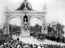 Проїзд імператора Франца Йосифа під тріумфальною аркою. Фото 1894 року