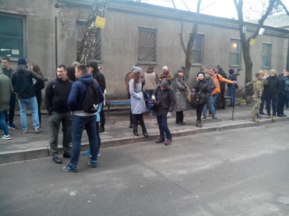 Підтримати Краснова зібралось до півсотні активістів "Азову"