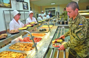 Курсанти Академії Сухопутних військ імені гетьмана Петра Сагайдачного у Львові отримують їжу. Там із 16 вересня 2015 року триває експеримент з організації харчування курсантів