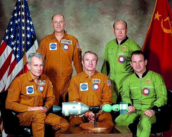 Учасники космічної місії "Союз – Аполлон" у липні 1975 року, зліва направо: американські астронавти Дональд Слейтон, Томас Стаффорд, Венс Бранд, радянські космонавти Олексій Леонов і Валерій Кубасов