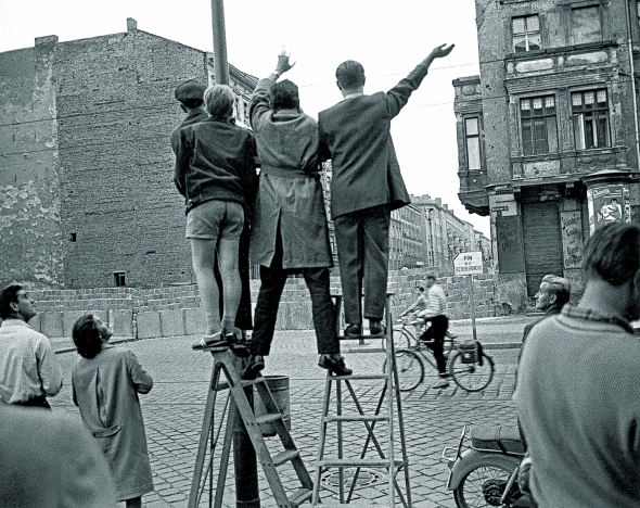 Жителі Західного Берліна споглядають щойно зведену стіну, яка відмежувала їх від східної частини міста, 1961 рік