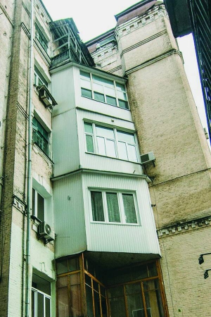 На столичній вулиці Шота Руставелі мешканці одного з будинків облаштували закриті балкони замість звичайних. Так збільшують площу житла