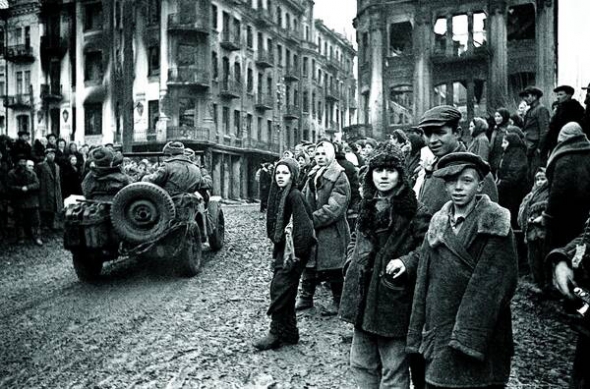 20 березня 1944 року жителі Вінниці зустрічають солдатів 1-го Українського фронту, які вибили війська Третього рейху. Нацисти контролювали місто з 20 липня 1941-го