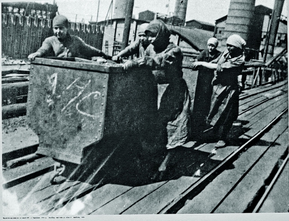 Жінки відкочують вагонетки на шахті №1, Горлівка, 1932 рік