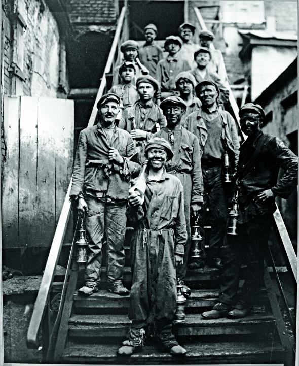 Бригада молодих шахтарів виходить із забою, Горлівка, 1933 рік