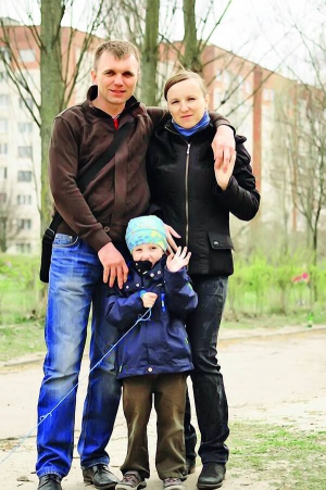 Волиняни Сергій Сачук із дружиною та сином Назаром. Хлопчику видалили апендикс. Після операції дитині стало погано. Припускають — через те, що анестезіолог зарано відключив від апаратів
