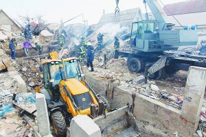 Рятувальники вивозять уламки будинку в селищі Сухий Лиман Овідіопольського району на Одещині після вибуху газу