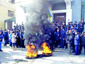 Громадські активісти палять шини біля управління поліції Вінницької області 10 березня. Вимагають відставки його начальника Антона Шевцова