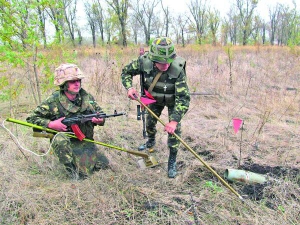 На Донеччині під Маріуполем сапери ліквідовують наслідки бойових дій. У першу чергу перевіряють дороги та узбіччя на міни й снаряди