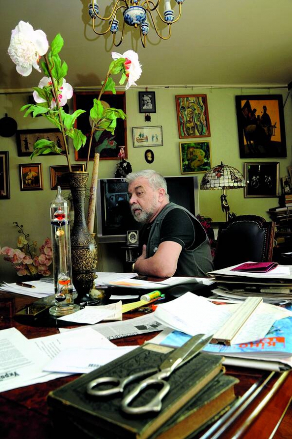 Лесь ТАНЮК. Народився 7 серпня 1938 року в сім’ї вчителів у селі Жукин на Київщині. Дитинство провів із батьками в концтаборі в Німеччині. Після повернення родині не дозволили жити в Києві. Танюки переїхали на батьківщину батька, у Луцьк. У квітні 1938-го батька звільнили з посади – вийшла постанова про обов’язкове вивчення російської мови в українських школах: ”перекваліфіковуватися не захотів і не зміг”. Працював ливарником-формувальником на заводі. Закінчив культосвітній технікум, був актором у Волинському облдрамтеатрі. Вищу освіту здобув у Київському інституті театрального мистецтва імені Карпенка-Карого за фахом ”режисер театру й кіно” на курсі Мар’яна Крушельницького. Згодом став там професором. Належав до шістдесятників. У 1959–1960-х керував у Києві Клубом творчої молоді, з якого почався інтелектуальний супротив радянській владі. Потім клуб розігнали. 1965-го переїхав до Москви. Так уник репресій. Прожив там понад 20 років і поставив більш як 50 вистав. 1968-го його звільнили з Центрального дитячого театру за підпис листа на захист дисидентів Олександра Гінзбурга і Юрія Галанскова. Вистави заборонили. 1986-го, через місяць після Чорнобильської катастрофи, повернувся в Україну на посаду головного режисера столичного Молодіжного театру. Звідти його після серії протестних театральних вечорів звільнили без права працювати в театрах. 1992-го обрали головою Всеукраїнського товариства ”Меморіал” імені Василя Стуса. Був членом трьох творчих Спілок: письменницької, кінематографічної, театральної. Режисер фільму ”Десята симфонія”, сценарист ”Голоду-33”, автор стрічок про Розстріляне відродження. Написав багато книжок на культурну тематику. Правозахисник. Депутат Верховної Ради України І, ІІ, ІІІ, ІV, V скликань. Один із засновників Народного руху України. Вийшов із партії 2009-го через суперечку з тодішнім головою Борисом Тарасюком. Мовляв, той склав список кандидатур до Ради лише зі своїх людей. Через це відмовився йти в парламент. Вів щоденники. Описував кожен свій день із 16 січня 1956-го. В них є записи українською, російською та німецькою. Понад 50 років прожив у шлюбі з Неллі Корнієнко, мистецтвознавцем. Їхня донька Оксана – театрознавець. Онук Іван – науковець. Помер 18 березня 2016-го від раку шлунка