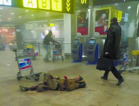 Поранений чоловік лежить в аеропорту ”Завентем” у Брюсселі після того, як двоє братів- смертників підірвали бомби. Відповідальність за теракти взяли на себе терористи з ”Ісламської держави”
