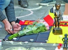 Люди вшановують загиб­лих під час терористичних атак у бельгійській столиці Брюсселі. Несуть квіти, свічки і фігурки символа міста — хлопчика, який пісяє