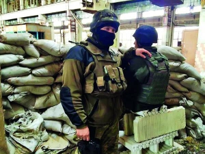 Українські бійці тримають оборону на окраїні Авдіївки, у так званій промзоні. Це стратегічно важливе місце, яке дозволяє контролювати дорогу між Донецьком і Горлівкою