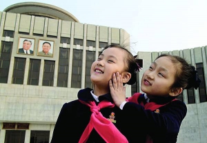 Головна ­героїня фільму ”У променях сонця” північнокорейська ­школярка Зін Мі з однокласницею демонструють радість від того, що їх прийняли в піонери
