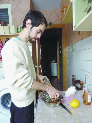 29-річний Юрій Тегін із Черкас їсть сирі овочі, паростки пшениці, ­вівсяну крупу