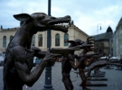 Скульптура Райнера Ополка "Вовки повернулися" на ринковій площі Дрездена, Німеччина, 21 березня 2016